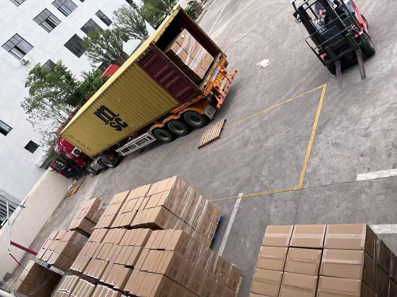 Landsign avèk siksè bato pakèt machandiz