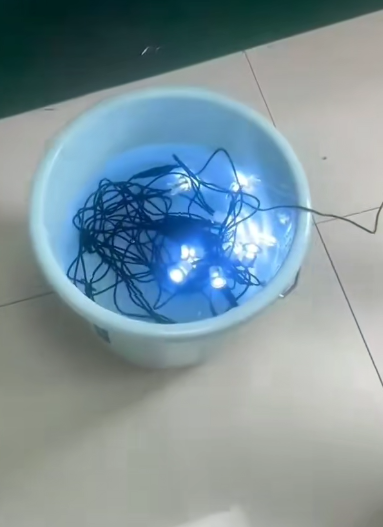 Anpoul Pont Sibi Tès Enpèmeyab Submerged nan Dlo